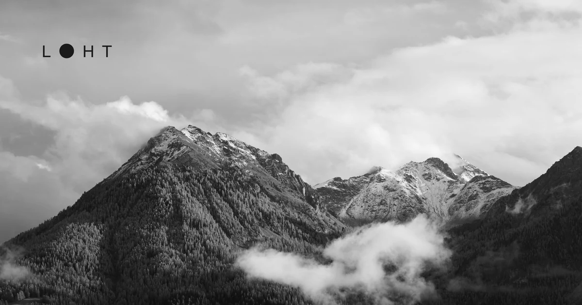 Schwarzweißaufnahme einer Gebirgslandschaft