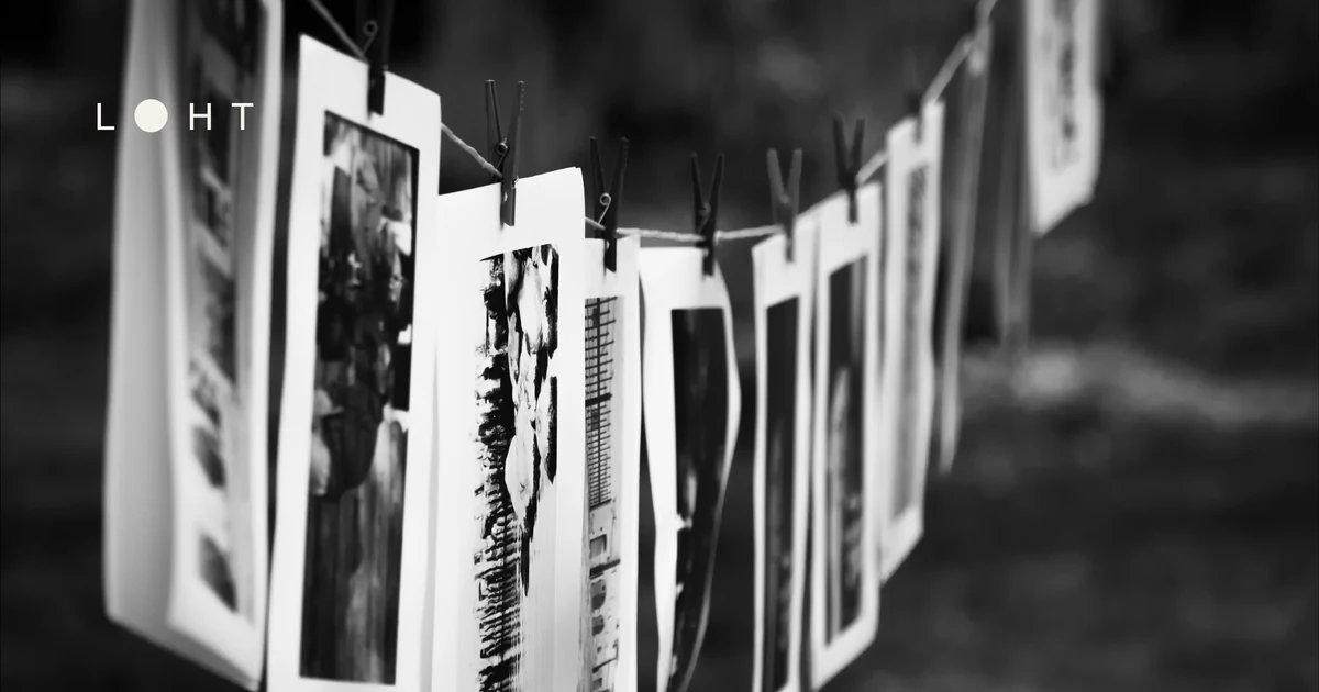 Schwarzweißaufnahme trocknender Fotoabzüge