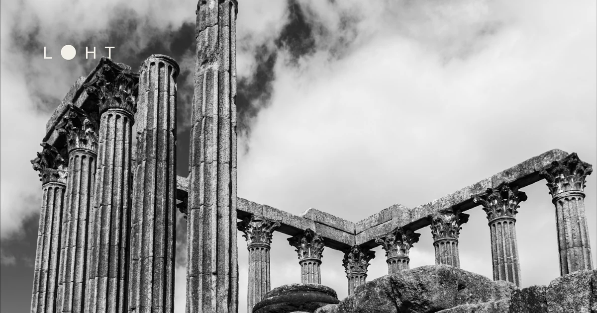 Schwarzweißaufnahme der Tempelruinen von Delphi