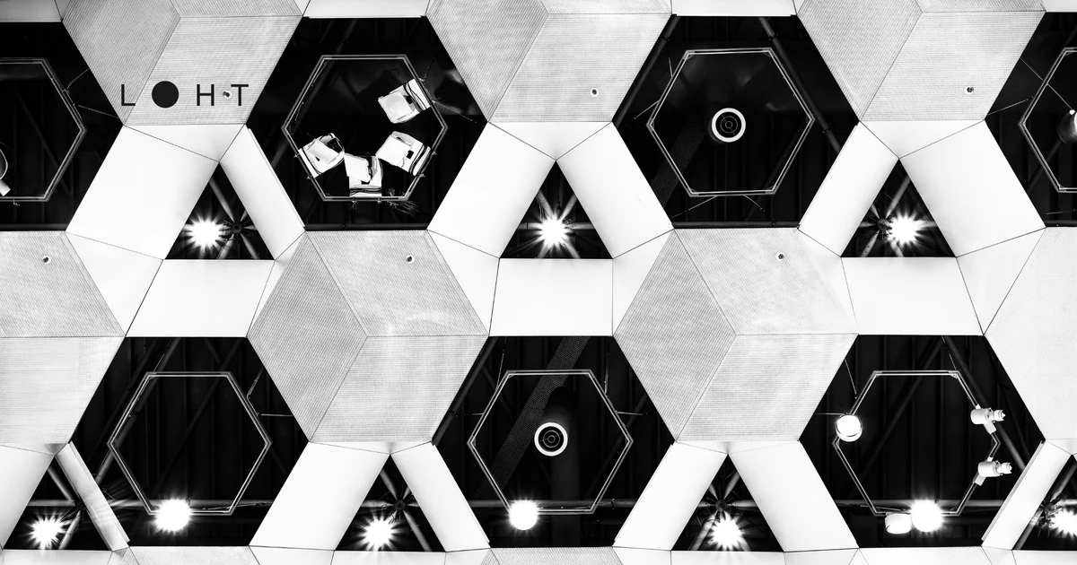 Schwarzweißaufnahme kunstvoller Space-Waben